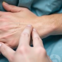 Гигрома: как лечат и что действительно помогает