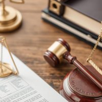 Один иск или три? Почему тактика «всё и сразу» при разводе может стоить вам года жизни и лишних денег