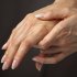 Артроз пальцев рук очень распостранен. Каковы симптомы и лечение этой болезни?