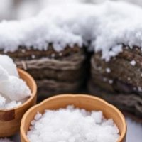 Соль и снег при радикулите: что стоит знать о старом народном способе