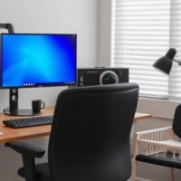 Рабочее место, которое заботится о суставах: как организовать пространство, чтобы не болели шея, плечи и колени