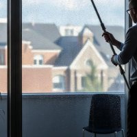 Чистые окна в офисе: почему это не роскошь, а умный ход