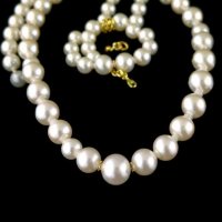 Роскошные жемчужные колье с золотыми замками-акцентами: современное прочтение вечной классики