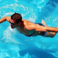 Плавание при артрозе: какие стили лучше и почему вода часто работает мягче таблеток