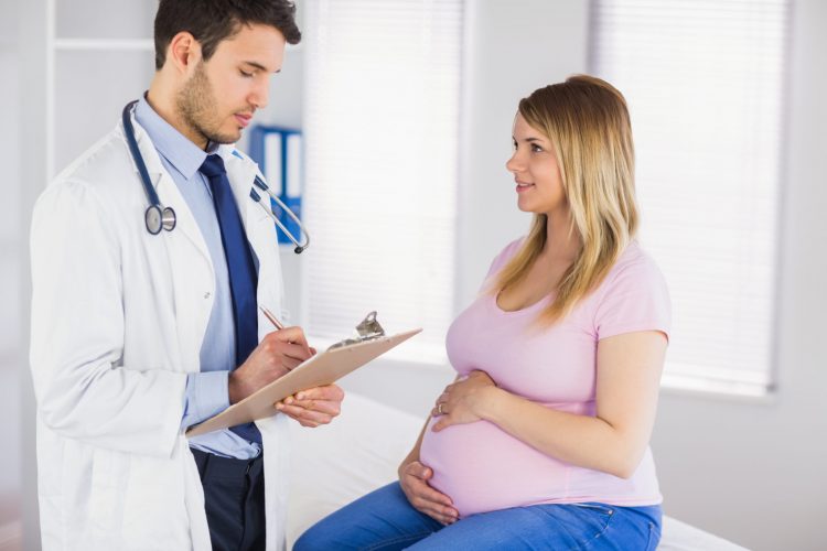 доктор беседует с беременной