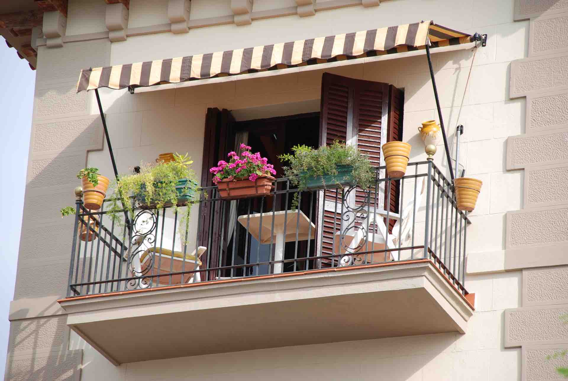 Единственный способ оставаться элегантной даже на балконе: наслаждайтесь своими мгновениями в маркизе