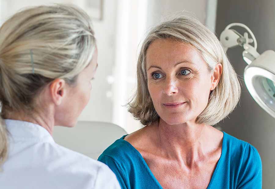Почему женщинам назначают лечебную терапию в постменопаузу